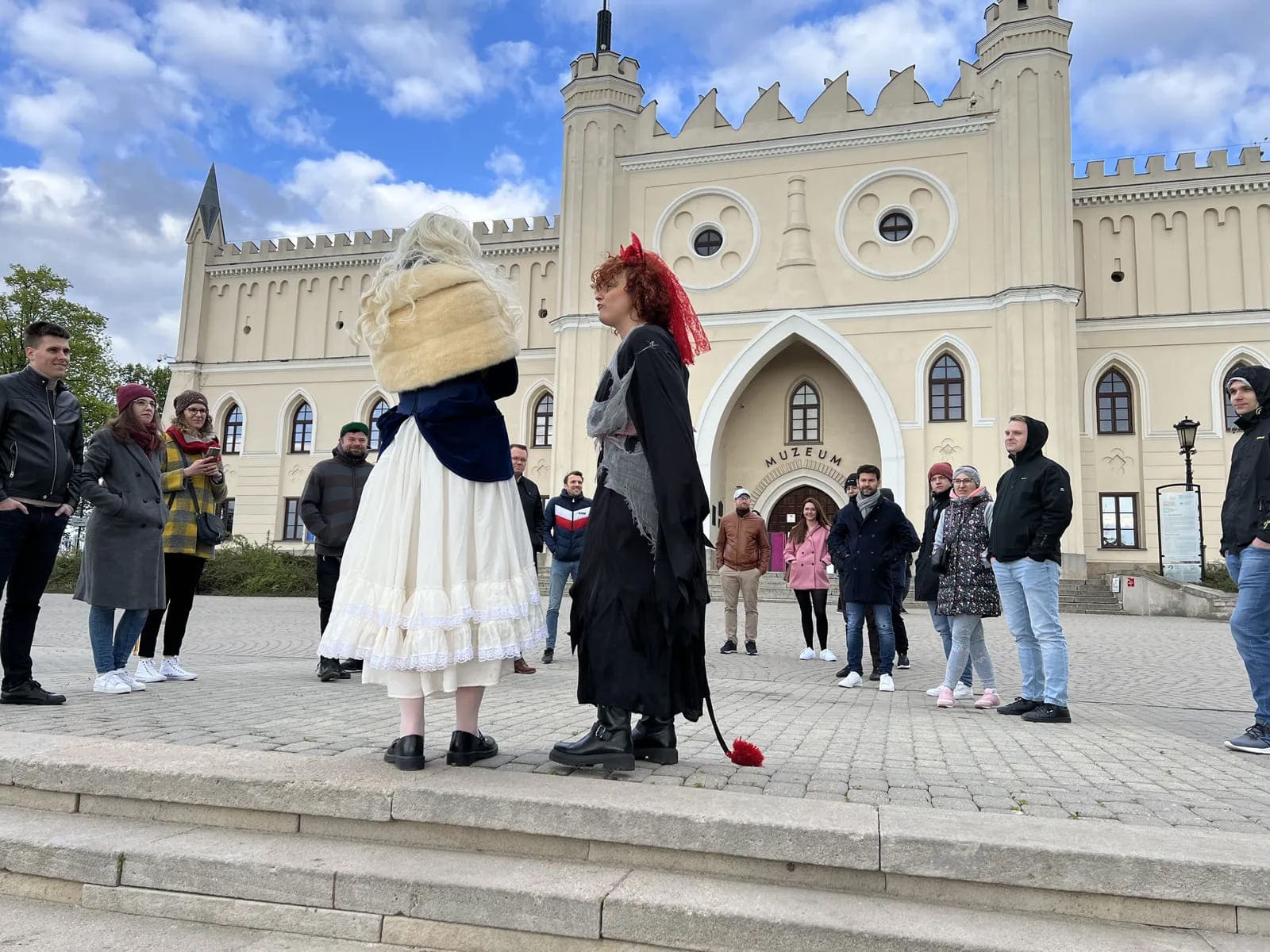 Integracja zespołu przy stolikach kasynowych — zabawa i emocje